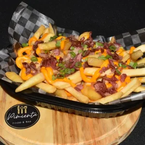 Papas con cheddar y bacon